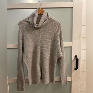 EXPRESS Ultra Soft Crowl Neck Sweater Size Small